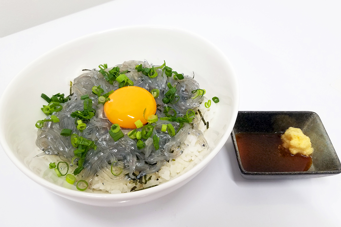 静岡　新鮮な生しらす丼